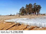 Таящая льдина на песке. Побережье Обского водохранилища. Стоковое фото, фотограф Евгений Мухортов / Фотобанк Лори