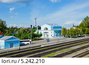 Железнодорожная станция в Старой Руссе, Октябрьская железная дорога, вид на вокзал и пути (2013 год). Стоковое фото, фотограф Алина Сбитнева / Фотобанк Лори