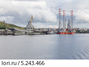 СПБУ "Арктическая" и авианосец "Адмирал флота Советского Союза Кузнецов" (2013 год). Редакционное фото, фотограф Алексей Шматков / Фотобанк Лори