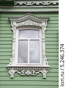 Окно жилого дома с резными наличниками. Город Коломна (2013 год). Стоковое фото, фотограф Щеголева Ольга / Фотобанк Лори