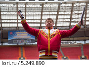 Спортивный комментатор Дмитрий Губерниев в одежде олимпийской сборной комментирует спортивный праздник московской полиции в Лужниках (2013 год). Редакционное фото, фотограф Николай Винокуров / Фотобанк Лори