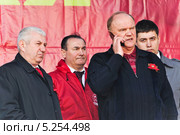 Геннадий Зюганов на митинге КПРФ разговаривает по телефону (2013 год). Редакционное фото, фотограф Алёшина Оксана / Фотобанк Лори