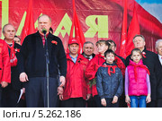 Коммунисты Потапов, Зюганов, Рашкин, Обухов с пионерами (2013 год). Редакционное фото, фотограф Алёшина Оксана / Фотобанк Лори