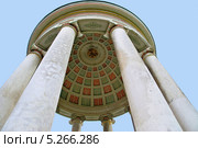 Мюнхен. Моноптер - ротонда в греческом стиле в Английском парке (1836). Вид купола снизу (2013 год). Стоковое фото, фотограф Илюхина Наталья / Фотобанк Лори