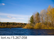 Осенний пейзаж с видом на остров и лодкой на озере с голубой водой и небом. Стоковое фото, фотограф Елена Преображенская / Фотобанк Лори