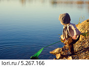 Ребёнок у воды играет с сачком. Стоковое фото, фотограф Квитко Ирина Сергеевна / Фотобанк Лори