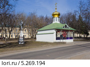Памятный крест и часовня на месте захоронения прп.  Серафима Саровского, город Саров Нижегородской области (2013 год). Стоковое фото, фотограф Igor Lijashkov / Фотобанк Лори