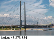 Германия. Дюссельдорф. Мост через Рейн Rheinkniebrücke (2013 год). Редакционное фото, фотограф Александр Тарасенков / Фотобанк Лори