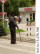 Беспомощный старик с тростью (2012 год). Редакционное фото, фотограф Владимир Заворохин / Фотобанк Лори