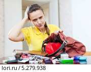 Девушка что-то потеряла в сумке. Стоковое фото, фотограф Яков Филимонов / Фотобанк Лори