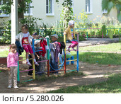 Детсадовцы на прогулке. Стоковое фото, фотограф Володина Ольга / Фотобанк Лори