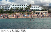 Пляж Coral Bay с загорающими и купающимися людьми. Пафос, Кипр (2013 год). Стоковое видео, видеограф Кекяляйнен Андрей / Фотобанк Лори