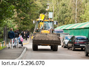 Экскаватор-погрузчик JCB на дороге (2012 год). Редакционное фото, фотограф Алёшина Оксана / Фотобанк Лори