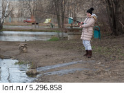 Молодая женщина вытаскивает пойманную рыбу. Стоковое фото, фотограф Михаил Иванов / Фотобанк Лори