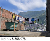 Бельё сушится на верёвках в фавелах Rocinha Рио-де-Жанейро. Бразилия (2010 год). Стоковое фото, фотограф Elena Odareeva / Фотобанк Лори