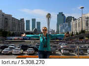 Турист на фоне городского пейзажа Астаны (2013 год). Редакционное фото, фотограф Жанна Коноплева / Фотобанк Лори