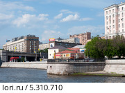 Вид на Краснохолмскую набережную в районе Большого Краснохолмского моста (2012 год). Редакционное фото, фотограф Володина Ольга / Фотобанк Лори