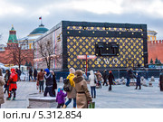 Скандальная рекламная акция компании Louis Vuitton («Луи Витон») на Красной площади (2013 год). Редакционное фото, фотограф Владимир Сергеев / Фотобанк Лори