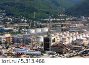 Нефтеперерабатывающий завод в гор. Туапсе, Краснодарский Край, Россия (2013 год). Стоковое фото, фотограф Владимир Приземлин / Фотобанк Лори