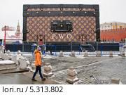 Скандальный павильон-чемодан с логотипом модного дома Louis Vuitton (Луи Виттон) на Красной площади (2013 год). Редакционное фото, фотограф Алёшина Оксана / Фотобанк Лори
