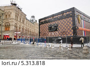 Скандальный павильон-чемодан с логотипом модного дома Louis Vuitton на Красной площади (2013 год). Редакционное фото, фотограф Алёшина Оксана / Фотобанк Лори