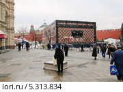 Скандальный павильон-чемодан "Louis Vuitton" на Красной площади (2013 год). Редакционное фото, фотограф Алёшина Оксана / Фотобанк Лори