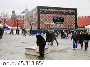 Скандальный павильон-чемодан с логотипом модного дома Louis Vuitton (Луи Виттон) на Красной площади (2013 год). Редакционное фото, фотограф Алёшина Оксана / Фотобанк Лори