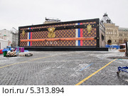 Чемодан-павильон "Louis Vuitton" на Красной площади (2013 год). Редакционное фото, фотограф Алёшина Оксана / Фотобанк Лори