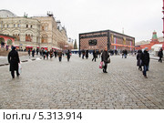 Павильон-чемодан Louis Vuitton на Красной площади (2013 год). Редакционное фото, фотограф Алёшина Оксана / Фотобанк Лори