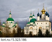 Ростовский монастырь в лучах уходящего солнца на фоне осеннего неба (2013 год). Стоковое фото, фотограф Елена Преображенская / Фотобанк Лори