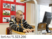 Военный призыв 2013 в областном военкомате города Железнодорожный. Редакционное фото, фотограф Дмитрий Неумоин / Фотобанк Лори