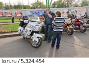 Байки перед входом на ВВЦ (ВДНХ) (2012 год). Редакционное фото, фотограф Алёшина Оксана / Фотобанк Лори