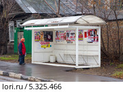 Город Пенза. Остановка общественного транспорта, оклеенная афишами (2013 год). Редакционное фото, фотограф Сергей Лаврентьев / Фотобанк Лори