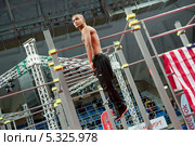 Спортсмен из США выполняет упражнения на чемпионате мира Street Workout World Cup 2013 Super Final в Москве. Редакционное фото, фотограф Николай Винокуров / Фотобанк Лори