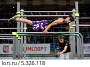 Спортсмен из Юго-восточной Азии выполняет элемент горизонт на чемпионате мира Street Workout World Cup 2013 Super Final в Москве. Редакционное фото, фотограф Николай Винокуров / Фотобанк Лори