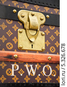 Замок чемодана-павильона Louis Vuitton на Красной площади в Москве (2013 год). Редакционное фото, фотограф Алёшина Оксана / Фотобанк Лори