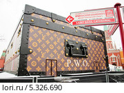 Скандальный павильон-чемодан Louis Vuitton на Красной площади (2013 год). Редакционное фото, фотограф Алёшина Оксана / Фотобанк Лори