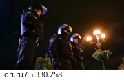 Кордон из полиции во время митинга в Киеве на Крещатике ("Евромайдан") в связи с решением Украины о приостановке ассоциации с Евросоюзом (29.11.13) (2013 год). Редакционное видео, видеограф FMRU / Фотобанк Лори