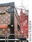 Фрагмент чемодана Louis Vuitton и Исторического музея на Красной площади (2013 год). Редакционное фото, фотограф Алёшина Оксана / Фотобанк Лори