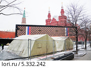 Вид Красной площади с установленным чемоданом-павильоном  Louis Vuitton (2013 год). Редакционное фото, фотограф Алёшина Оксана / Фотобанк Лори