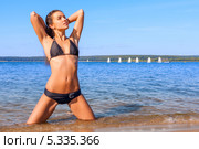 Девушка в бикини на пляже. Стоковое фото, фотограф Beerkoff / Фотобанк Лори