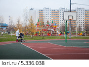Молодая мама гуляет в парке в районе  Люблино (2013 год). Стоковое фото, фотограф Родион Власов / Фотобанк Лори