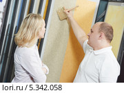 Продавец и покупатель подбирают цвет краски. Стоковое фото, фотограф Дмитрий Калиновский / Фотобанк Лори