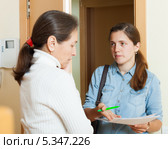 Девушка коллектор пытается получить задолженность от огорченной женщины. Стоковое фото, фотограф Яков Филимонов / Фотобанк Лори