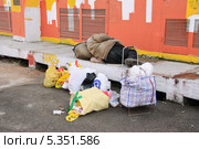 Бомж спит (2012 год). Редакционное фото, фотограф Алёшина Оксана / Фотобанк Лори