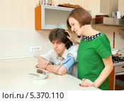 Молодая женщина сочувствует заболевшему мужу, измеряющему артериальное давление. Стоковое фото, фотограф Юлия Кузнецова / Фотобанк Лори