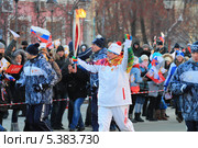 Радостный факелоносец. Тюмень (2013 год). Редакционное фото, фотограф Анатолий Матвейчук / Фотобанк Лори