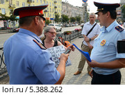 Пожилая женщина проводит одиночный пикет "За одиночные пикеты". Надпись на плакате: "Полиция расправилась с 4-мя гражданами РФ и получает на свой расчетный счет их деньги, с пенсий - штрафы по 20 тысяч рублей". Ростов-на-Дону. Стоковое фото, фотограф Олег Пчелов / Фотобанк Лори