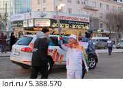 Памятный момент в жизни пожилого тюменца. Олимпиада (2013 год). Редакционное фото, фотограф Анатолий Матвейчук / Фотобанк Лори