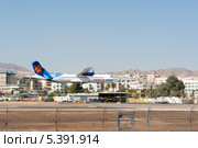 Винтовой самолет авиакомпании Israir в аэропорту города Эйлат. Израиль (2013 год). Редакционное фото, фотограф Александр Овчинников / Фотобанк Лори